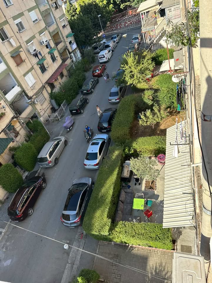 Hapësirat publike të zaptuara në rrugën “Frosina Plaku”, banorët e indinjuar