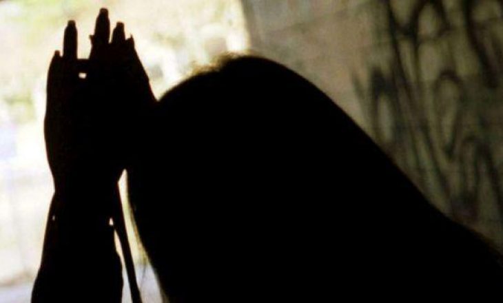 Përdhunimi nga i ati, i vajzës 12 vjeçe në Patos, flet nëna: E ka abuzuar që 5 vjeçe, vajza sjellje agresive.