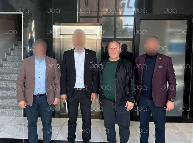 Helmuan shqiptarët me ushqime, gjykata nxjerr nga burgu shokët e Skifterit