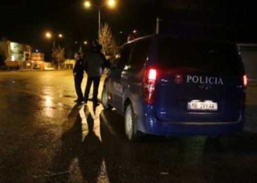 3 vëllezër dhe miku i tyre marrin peng dhe rrahin 48-vjeçarin në Durrës për një vend parkimi 