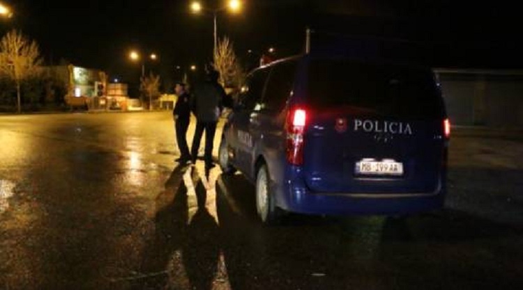 3 vëllezër dhe miku i tyre marrin peng dhe rrahin 48-vjeçarin në Durrës për një vend parkimi