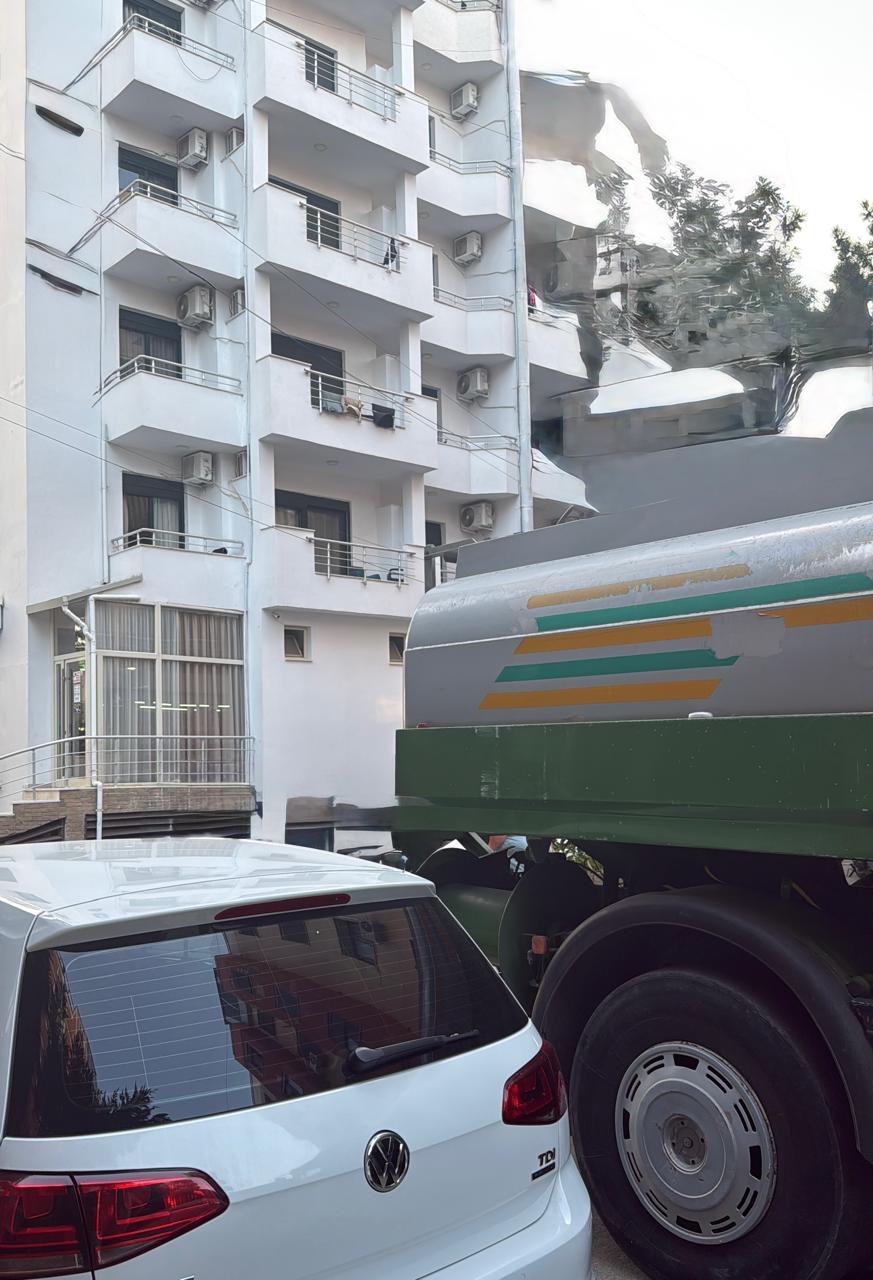 Krizë në Golem në kulmin e sezonit! Hotelet dhe turistët pa ujë, 300 mijë lekë boti