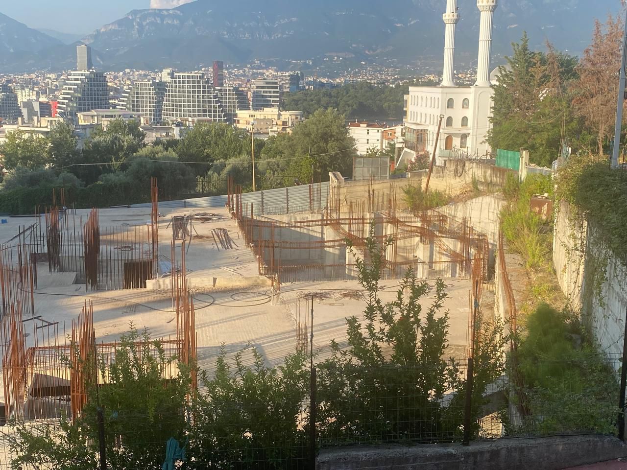 Denoncojnë banorët  Nga 5 kate në 15 katëshe  kullë pa leje në Selitë të vjetër
