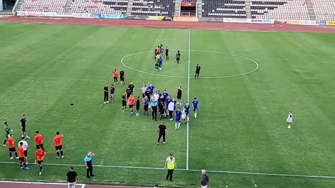 Miqësorja Elbasani–Pogradeci përfundon në dhunë dhe kaos