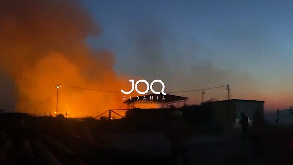 Zjarri në Drenovë, kërcënohen puset e naftës