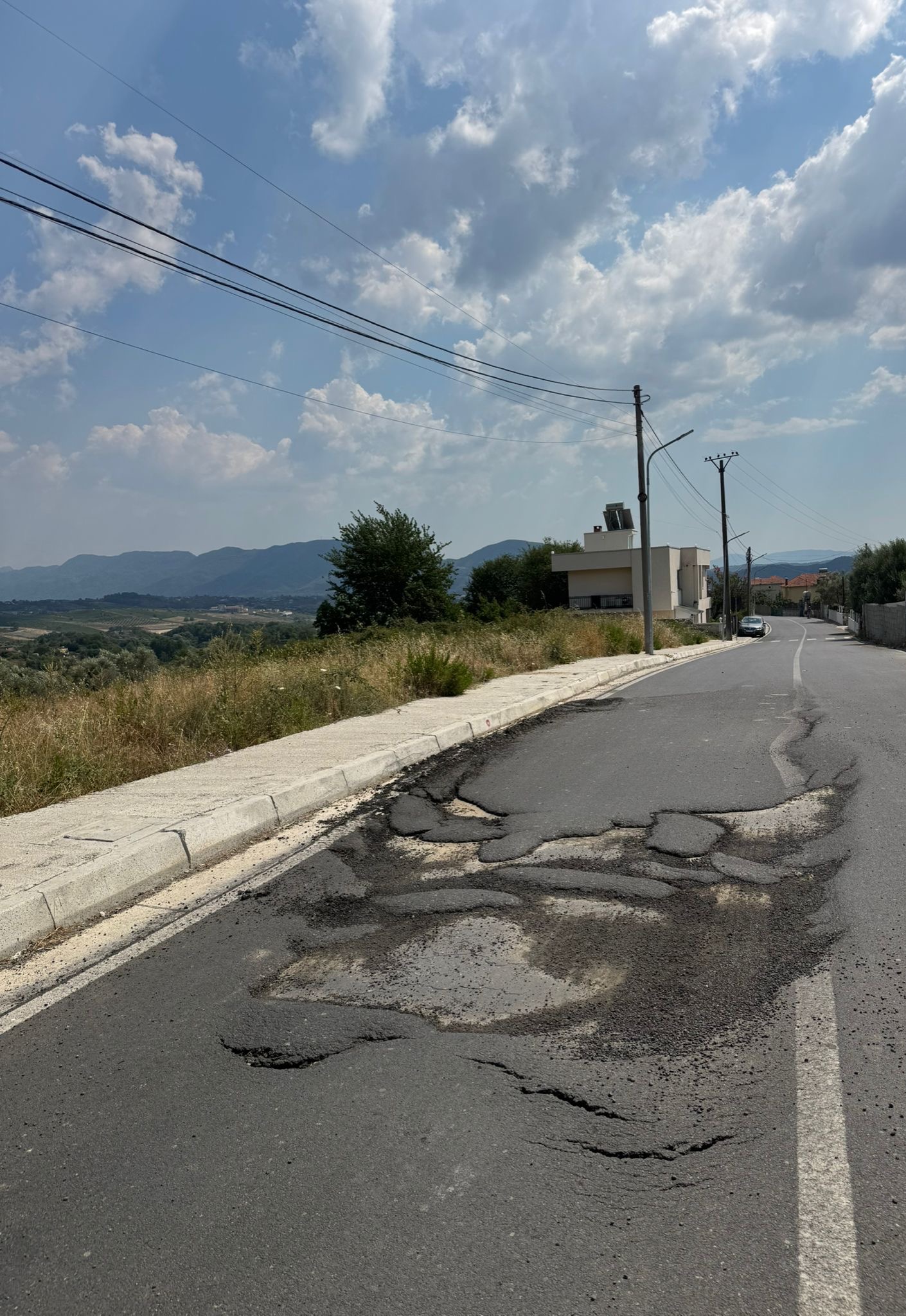 “Oligarkët shkatërrojnë rrugën e Agallarëve!” Betonieret shtypin asfaltin