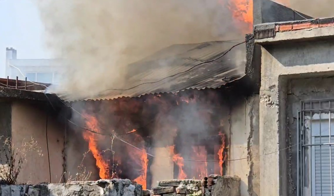 Zjarri shkrumbon lokalin në Korçë, shkak dyshohet sistemi elektrik