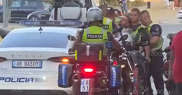 Tiranë: Polici përplas me dhunë të riun te makina