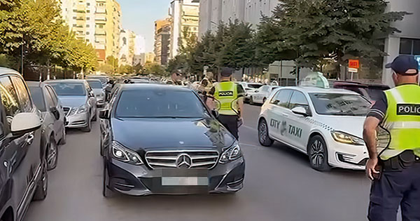 Fillon burgu për shoferët që parkojnë dysh: “E ha” 20-vjeçari i parë në Tiranë