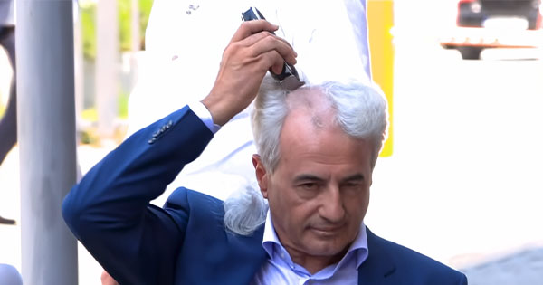 Avokati kosovar rruan kokën në shenjë proteste