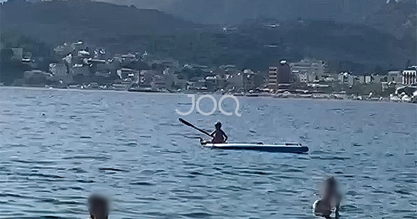 Panik në Potam: Fëmija lundron i vetëm në det me paddle board