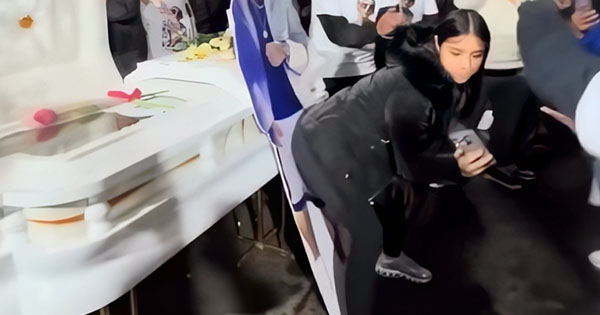 E veja bën “twerk” pranë arkivolit të hapur të bashkëshortit