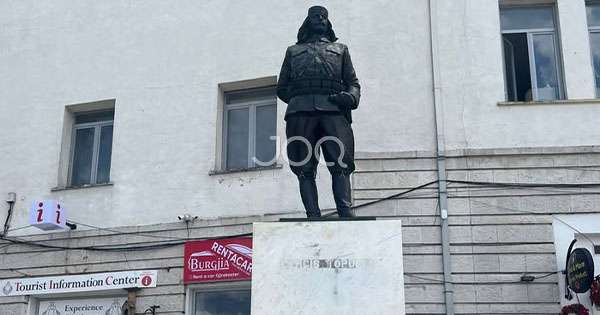 Harresa që dhemb  Busti i Çerçiz Topullit në gjendje të mjerueshme në zemër të Gjirokastrës
