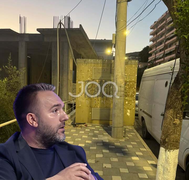 Çudira nga Saranda! Kabina elektrike në mes të trotuarit, qytetarët detyrohen të zbresin në rrugë duke rrezikuar jetën