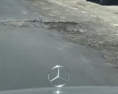 Asfalt i shkatërruar në hyrje të Laçit  qytetarët kërkojnë ndërhyrje urgjente