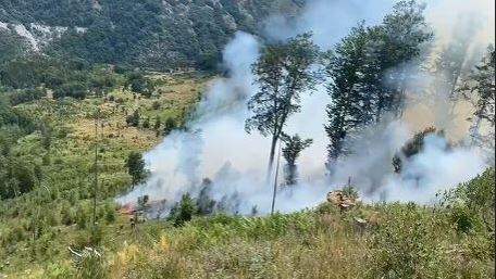 Zjarri i pakontrolluar në Lurë, autoritetet dorëzohen para terrenit dhe erës