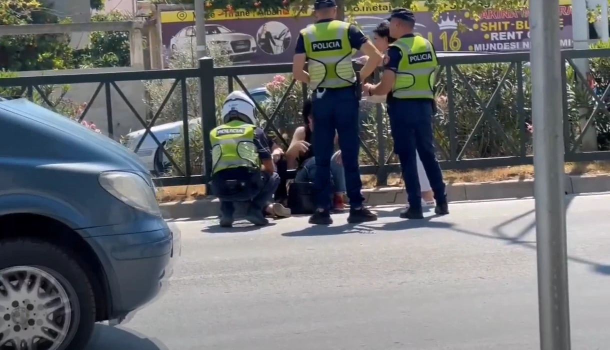 E moshuara përplaset në vijat e bardha në Vlorë