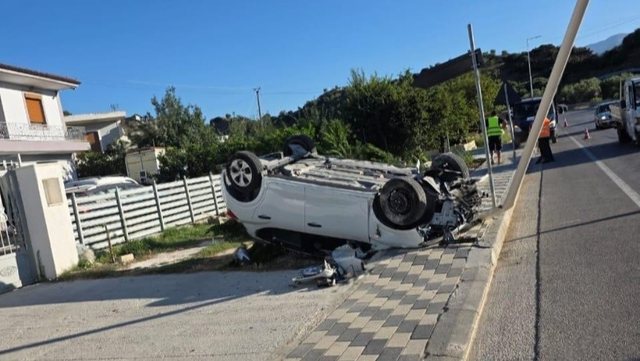 Makina përmbyset në trotuar në Sarandë, drejtuesi shpëton pa rrezik për jetën
