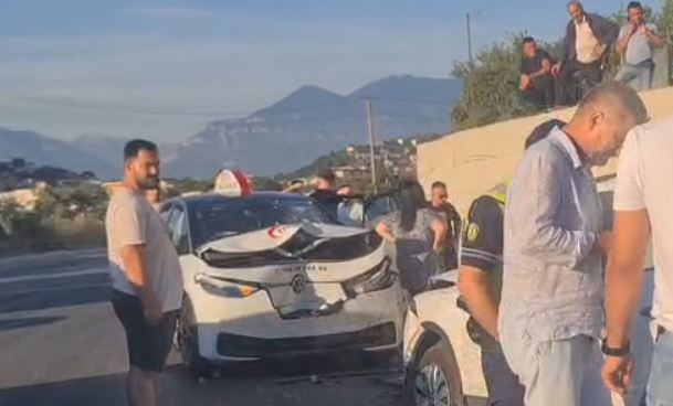 Përplasje e rëndë mes dy automjeteve në Pezë-Helmës