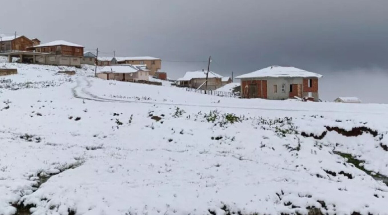 Mot i çrregullt godet Turqinë, reshje dëbore në veri dhe zjarr në brigjet turistike të perëndimit