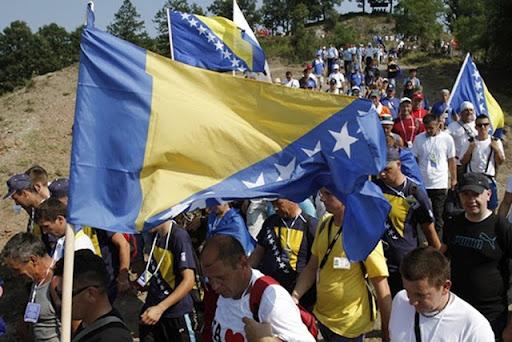 Marshi i Paqes për viktimat e Srebrenicës mbledh mijëra njerëz në rrugën e kujtesës