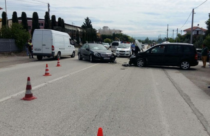 Përplasje e rëndë në aksin Peqin–Elbasan, dy persona luftojnë për jetën