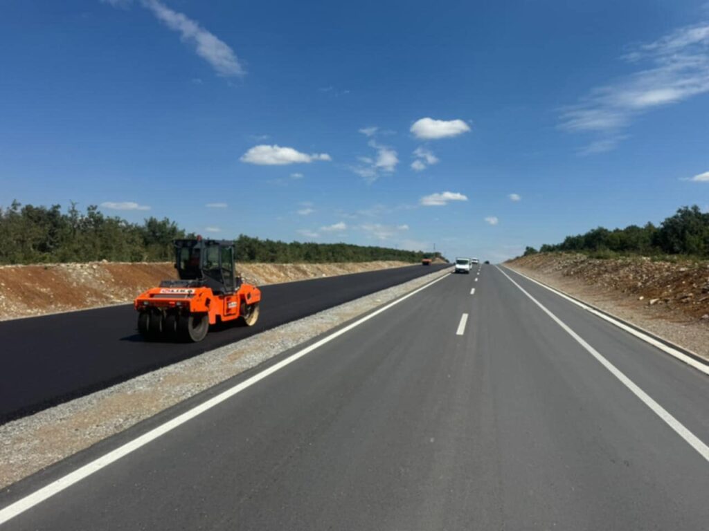 Nis asfaltimi i rrugës Kievë-Dollc