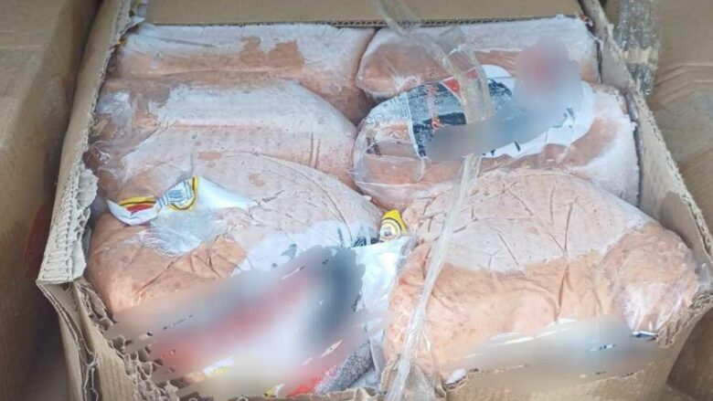 Tentoi të kontrabandonte, Policia ia gjen 220 kilogramë mish derri një personi gjatë kontrollit të veturës