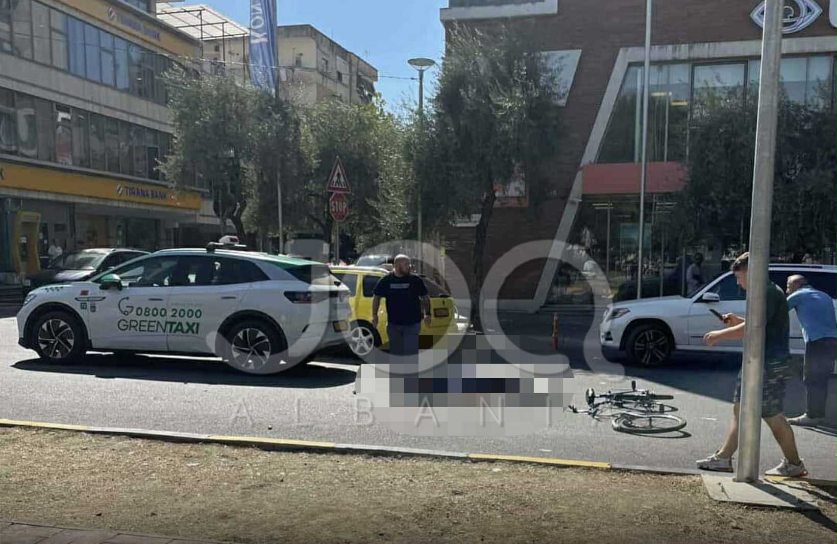 Taksisti te Garda përplas të moshuarin me biçikletë  niset me urgjencë drejt Traumës