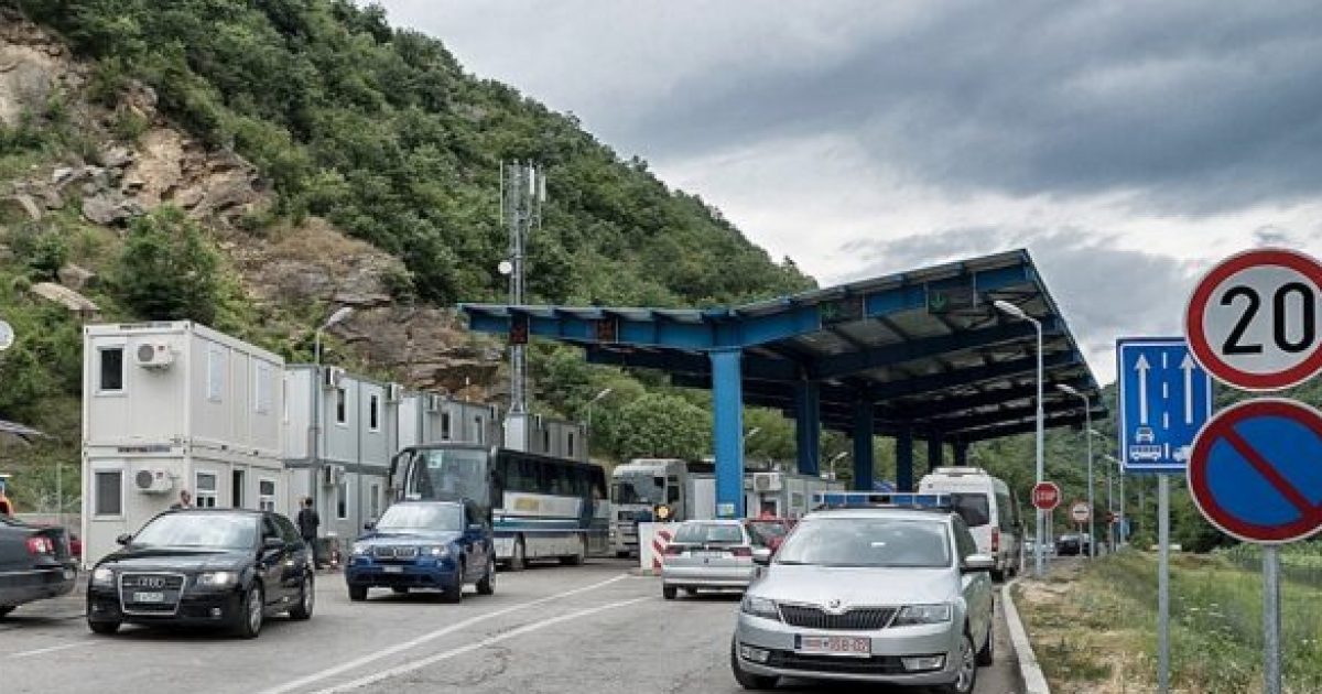 Mërgimtarët po presin deri në 1 orë për të dalë nga Kosova