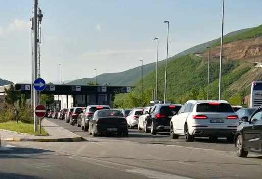 Vazhdon fluksi në pikat kufitare, deri në 2 orë pritje për të dal nga Kosova