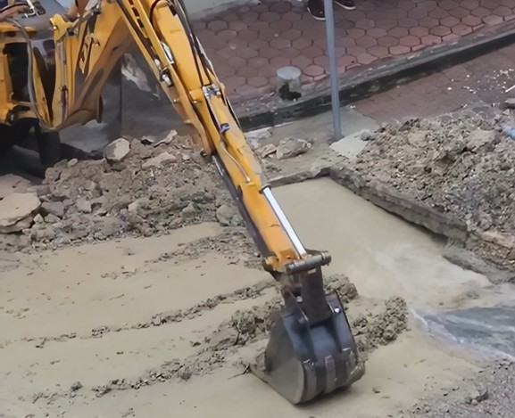 “Hapen rrugën për të rregulluar kabullin elektrik, çanë kolektorin kryesor”
