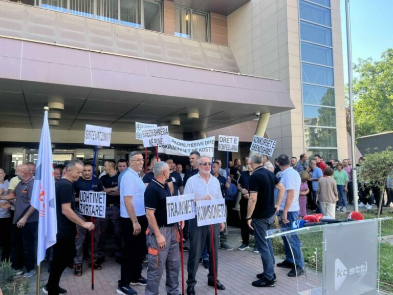 Protesta e punëtorëve të KOSTT-it, kërkojnë rritje të pagave