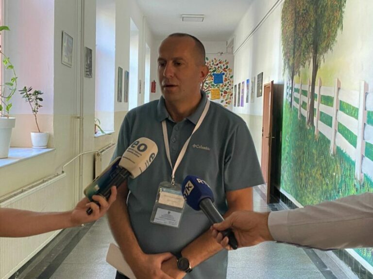 5.480 nxënës në test të maturës, nuk lejohen shokët e shoqet e klasës të jenë bashkë