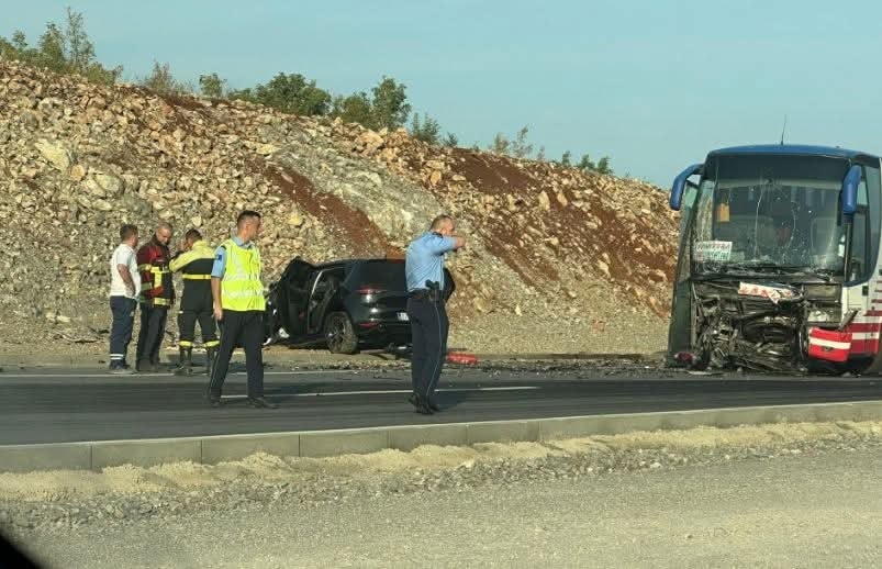 Policia jep detaje rreth aksidentit të rëndë autobus-veturë në Klinë