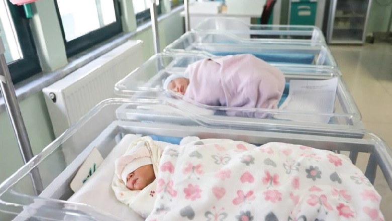 Shqipëria po plaket: Lindjet bien me 6.5% në 6-mujorin e parë të 2025