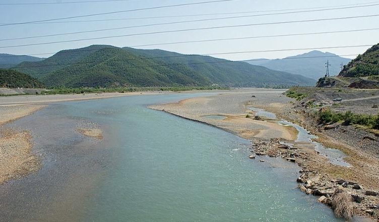 Po hidhte rrjetat e peshkimi, një person merret nga rrjedha e lumit Mat