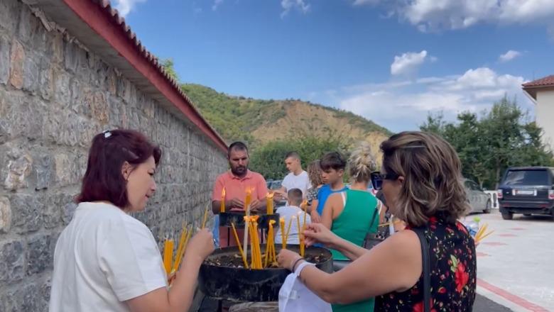 Besimtarët ortodoksë kremtojnë sot festën e Shën Mërisë, ndezin qirinj e luten për paqe e mirësi