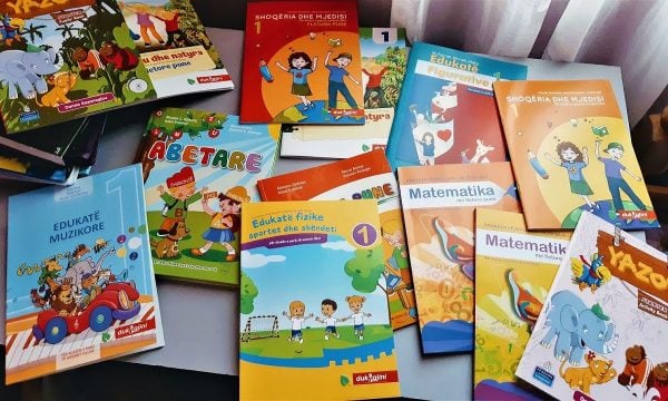 Të hënën nis viti i ri shkollor, Ministria e Arsimit ende nuk i ndan mjetet për librat