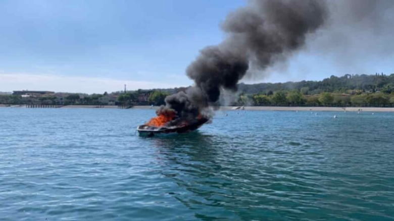 Zjarr shpërtheu në një motoskaf në Ohër