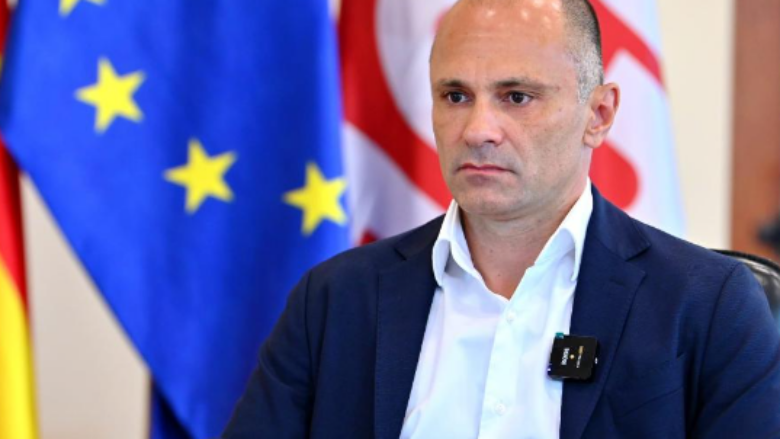 Filipçe: T’i lëmë ndarjet anash, patriotizëm i vërtetë është vetëm përparimi i vendit tonë