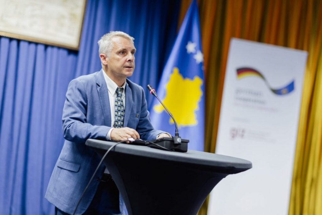 Rohde: Më mirë të zgjidhej trafiku në hyrje të Vushtrrisë, sesa të ndërtohen dy ura në Ibër