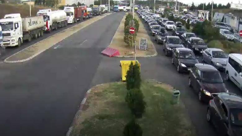 Në vendkalimet kufitare Bogorodicë dhe Dojran koha e pritjes është rreth 30 minuta