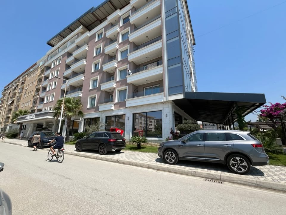 “Tek hoteli KRAAL në Vlorë makinat parkojnë në trotuar, rrezikohemi në xhade”