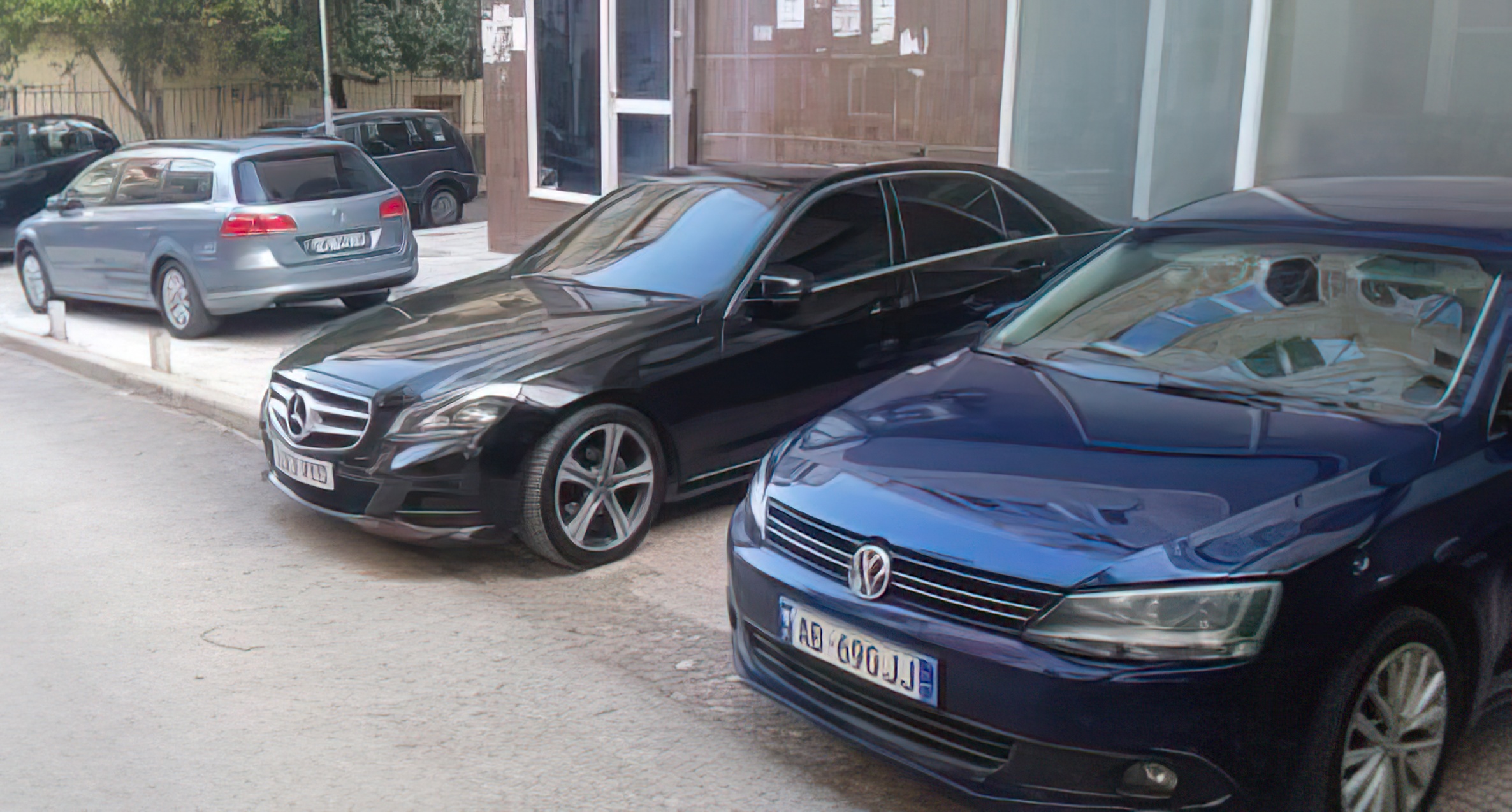 Banorët e Freskut: Polici dhe punonjësi i një televizioni kanë zaptuar hapësirën publike