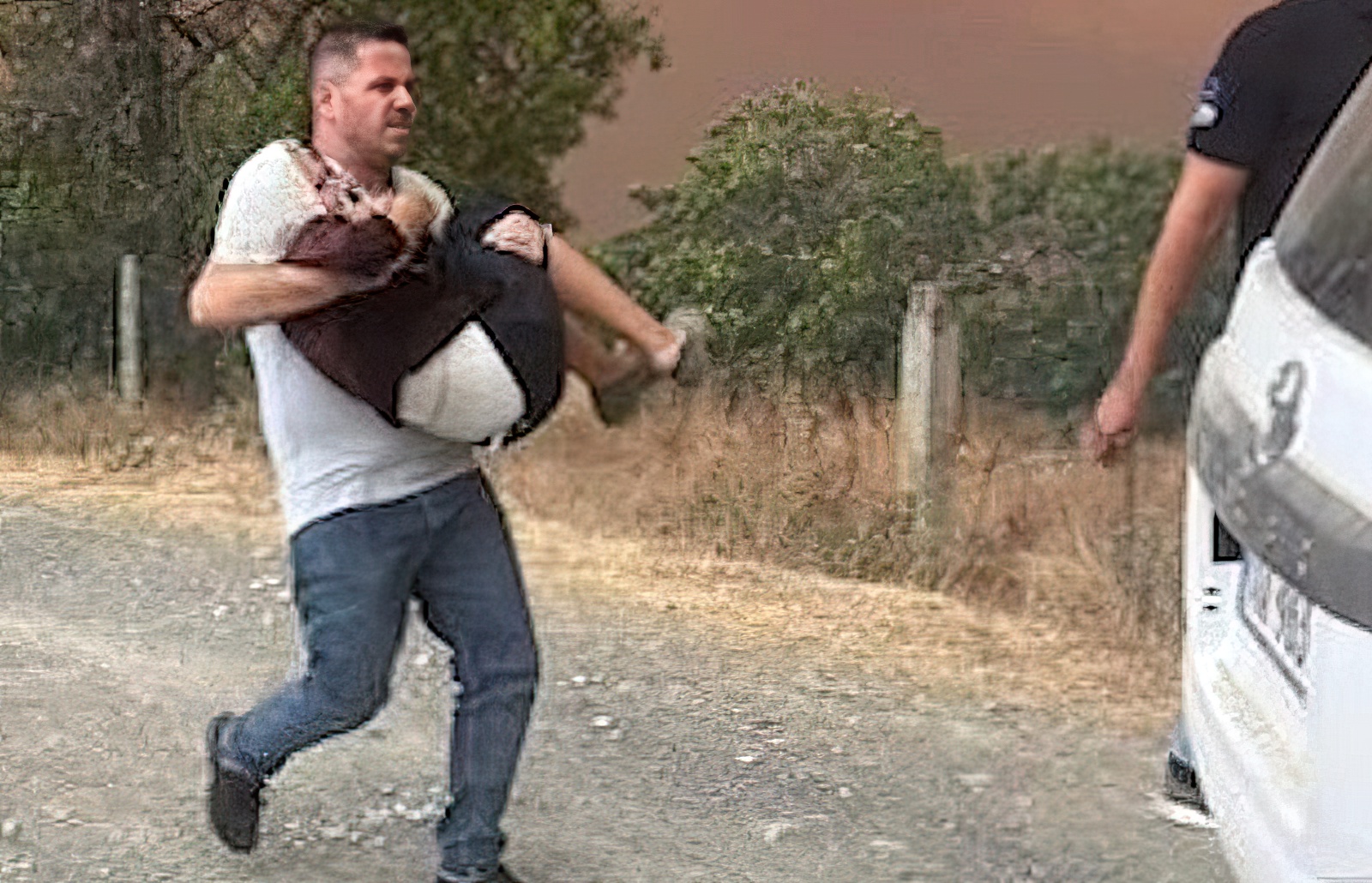 Oficeri në Gramsh hyn mes flakëve dhe merr në krahë të moshuarën