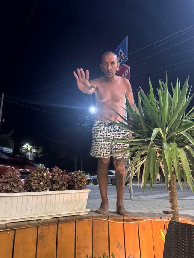 “Është i sëmurë, bën sjellje të pakontrolluara”, a e njeh dikush personin në foto?