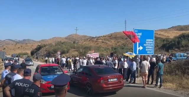 Banorët e fshatrave të lumit të Vlorës në protestë: Të rregullohen rrugët, jemi lënë në harresë prej 35 vitesh!