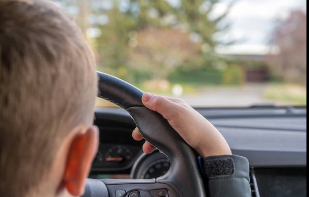 Një 12-vjeçar në Novobërdë merr veturën e babait dhe fillon ta ngasë nëpër oborr, godet motrën që tentoi ta ndalte