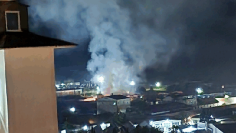 Një zjarr i madh mbrëmë shpërtheu në një fabrikë në Veles